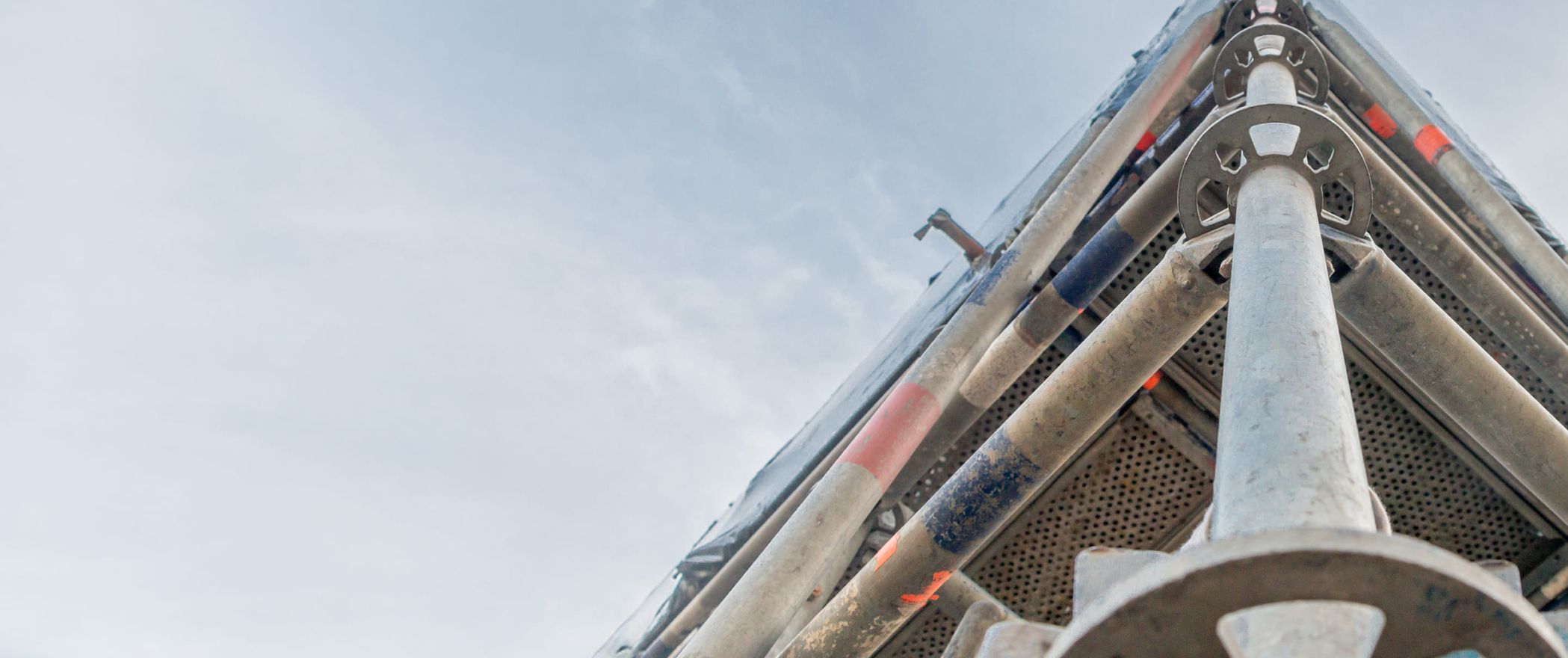 Ein Gerüst im Detail von unten