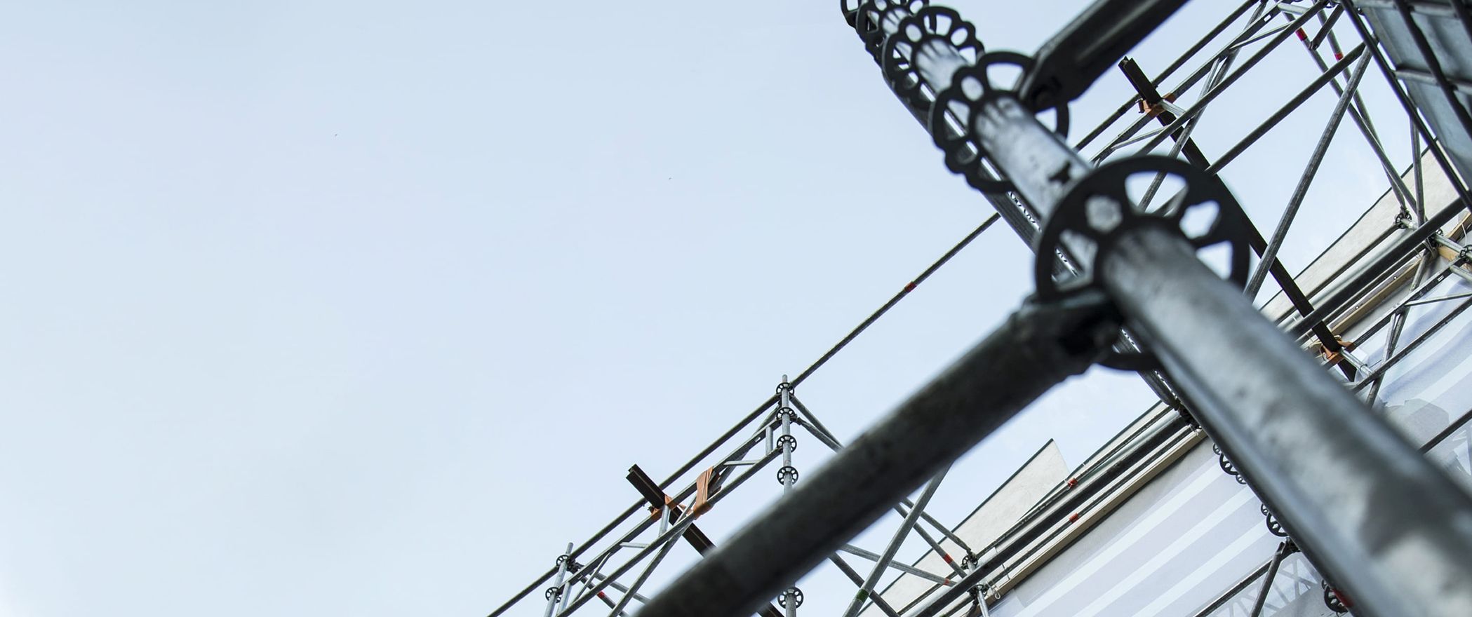 ein Gerüst von unten