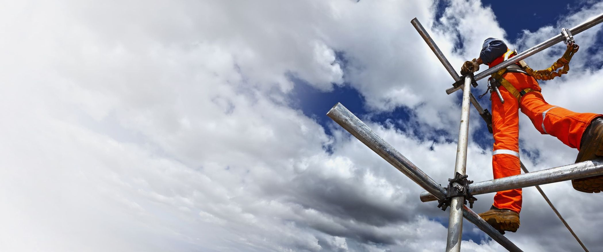 Ein Mitarbeiter auf einem Gerüst